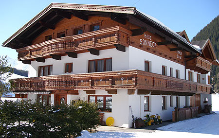 Das Gästehaus Sonneck in Umhausen-Niederthai bietet Komfortzimmer und Appartements mit gemütlichem Aufenthaltsraum und Rudi's Bierstadl.