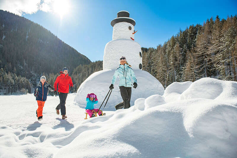 Winter in Niederthai mit Schneemann