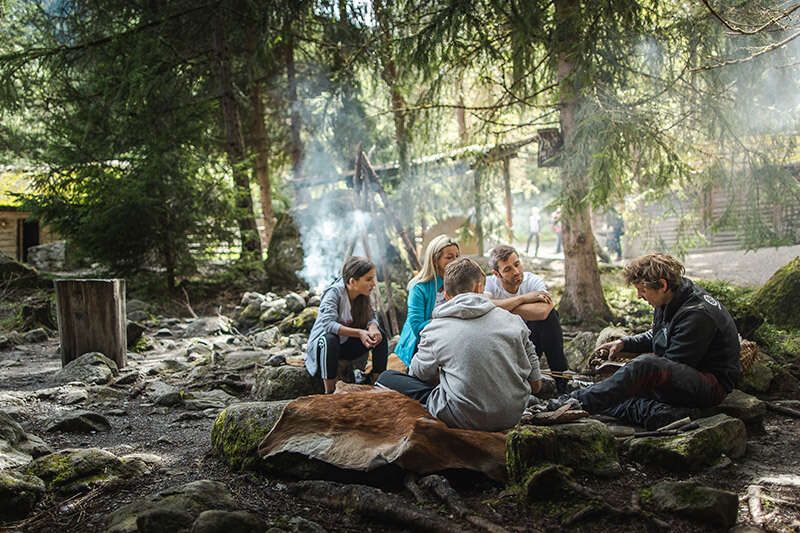Familie im Ötzi Dorf